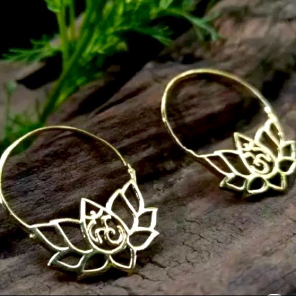 Mother Earth Jewelry Jewelry - Gorgeous Sterling Silver Lotus Style Handcrafted Earrings